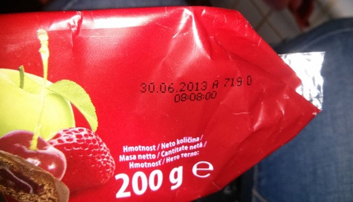 Продават сладки с изтекъл срок на годност