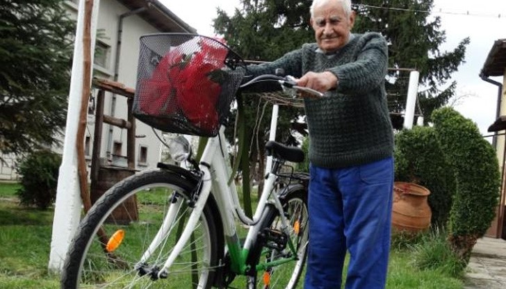 101-годишен дядо върти педалите