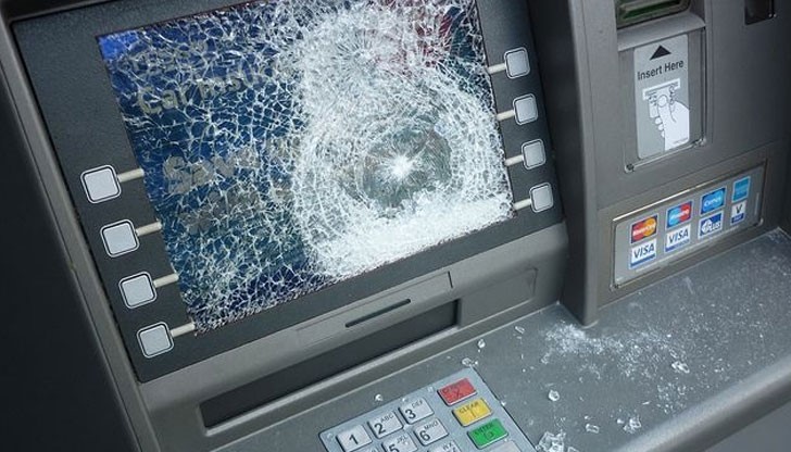 Пияница помля банкомат с паве, защото му глътнал картата Пияница помля банкомат с паве, защото му глътнал картата