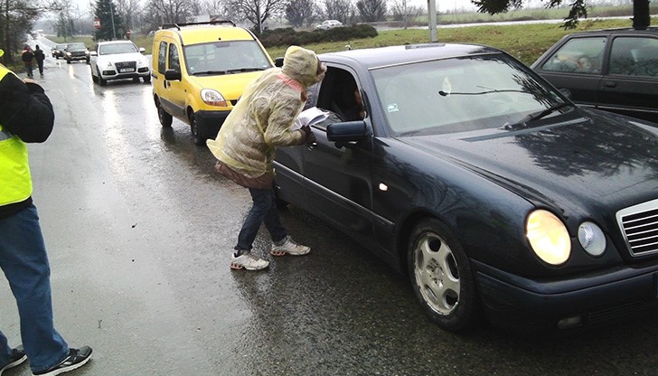 Протестиращи русенци опънаха шатра край пътя Русе - София