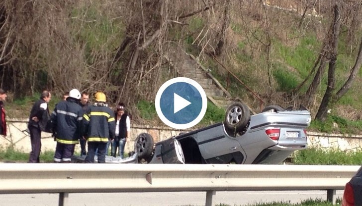 "Хонда Сивик" направи каскада и се обърна по таван
