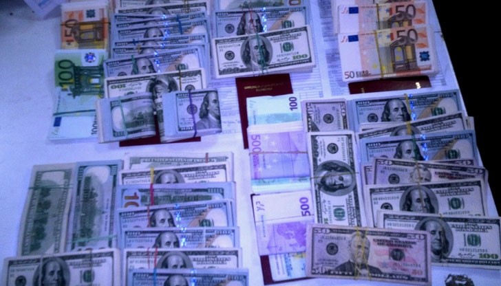 Румънци опитаха да пренесат 220 000 щатски долара и 55 000 евро на Дунав мост Румънци опитаха да пренесат 220 000 щатски долара и 55 000 евро на Дунав мост