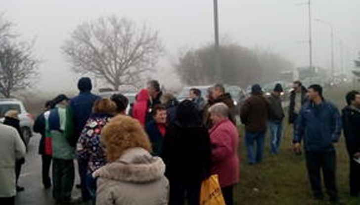 Пътят за София е блокиран от жители на "Средна кула" и "Долапите" Пътят за София е блокиран от жители на "Средна кула" и "Долапите"