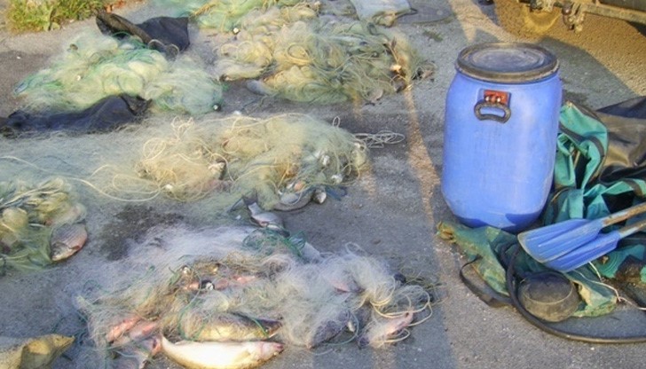 Бракониерстващи рибари се опъват на проверяващи