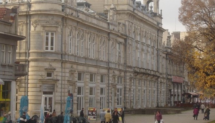 Медици пренасят на ръце жена със счупен крак заради колчетата на центъра Медици пренасят на ръце жена със счупен крак заради колчетата на центъра