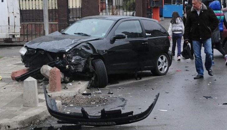 Кола се вряза в спирка и помля четири човека Кола се вряза в спирка и помля четири човека