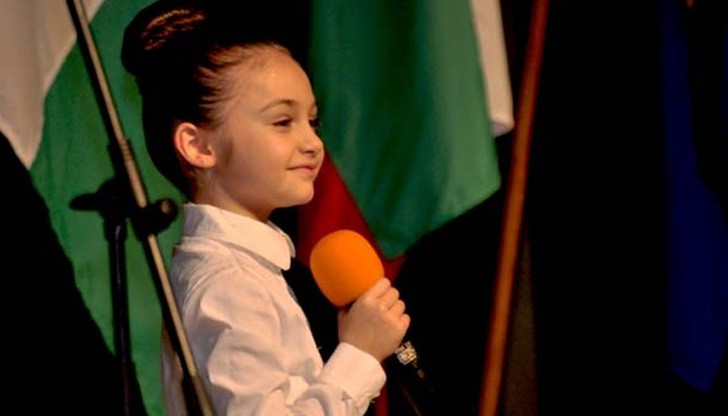 Крисия пее химна преди Лудогорец – Валенсия