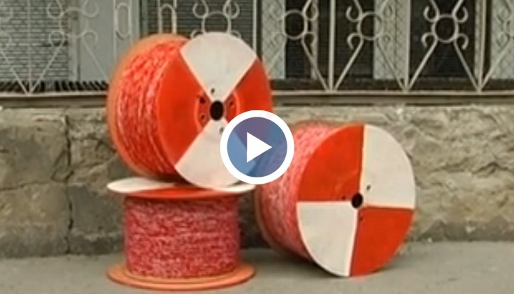 Русенски ученички изработиха мартеница от 10,7 км. и влязоха в рекордите на "Гинес"