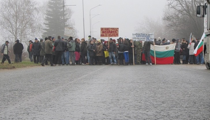 Министър Искра Михайлова се среща с протестиращите за канализация русенци