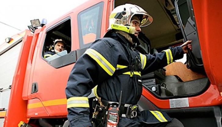 Пожарникари гасиха подпалена къща в Две могили Пожарникари гасиха подпалена къща в Две могили