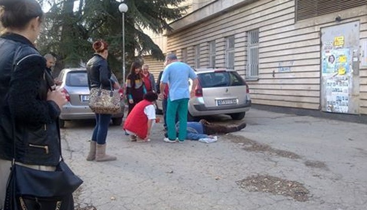 Човек припада до Трета поликлиника, а лекарите и пръста си не помръдват