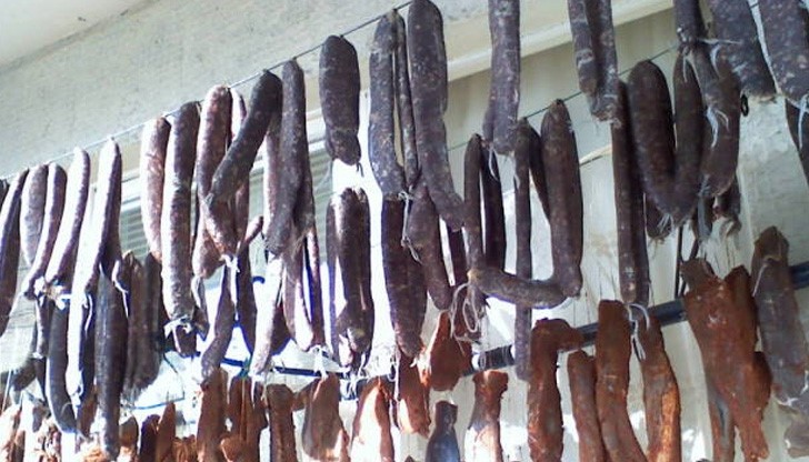 Крадци задигнаха мезета и пари от хранителен магазин Крадци задигнаха мезета и пари от хранителен магазин