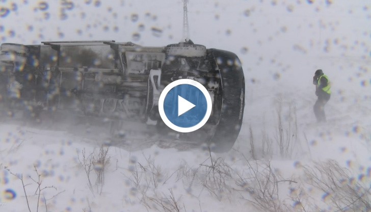 Вятърът обърна микробус и камион в старозагорско