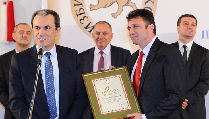 Орешарски награди "Приста ойл" със "Златна мартеница" Орешарски награди "Приста ойл" със "Златна мартеница"