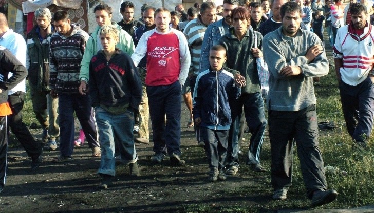 Цигани от Русенско тормозят старци да им купуват айфони