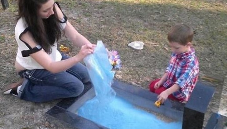 Детенце на три години играе с мъртвото си братче върху гроба му