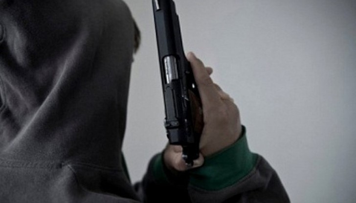 Изнервен клиент размахва пищов пред будка за вестници