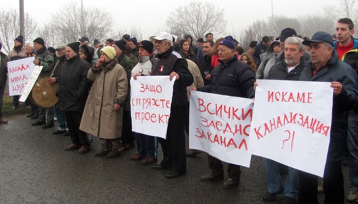 Борбата за канализация продължава, протестиращи искат ден за диалог Борбата за канализация продължава, протестиращи искат ден за диалог