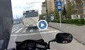 Моторист помага на мъж да хване автобуса