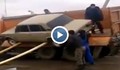 Вижте как се сваля кола от камион