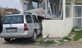 Лека кола без шофьор се вряза в телефонна кабина във Варна