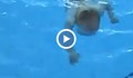 Бебе плува като малко делфинче