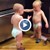 Близнаци спорят по бебешки