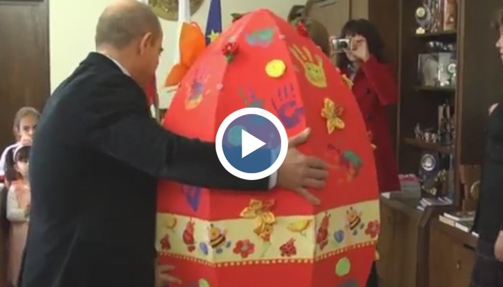 Малчугани зарадваха кмета с голямо великденско яйце