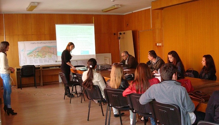 Студенти на РУ видяха отблизо работата на общинския отдел "Екология" Студенти на РУ видяха отблизо работата на общинския отдел "Екология"