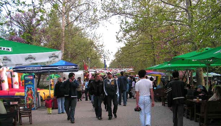 Део и Поли Генова откриват търлата в Русе Део и Поли Генова откриват търлата в Русе