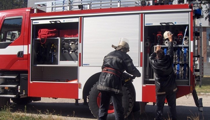 Деца подпалиха бракуван автомобил в Русе Деца подпалиха бракуван автомобил в Русе