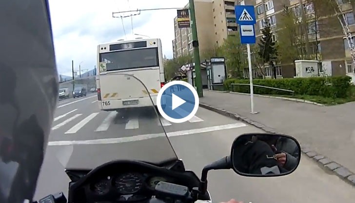 Моторист помага на мъж да хване автобуса
