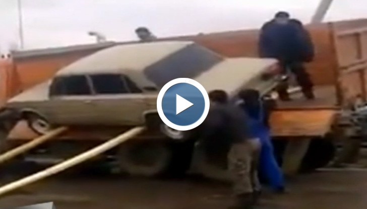 Вижте как се сваля кола от камион