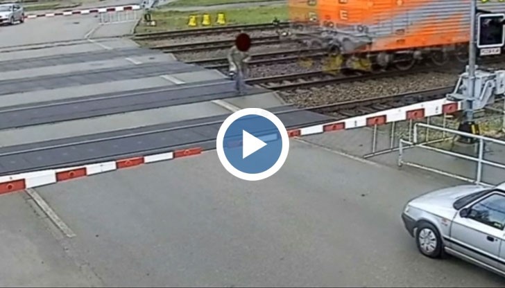 Камера засне как високоскоростен влак удря възрастен мъж