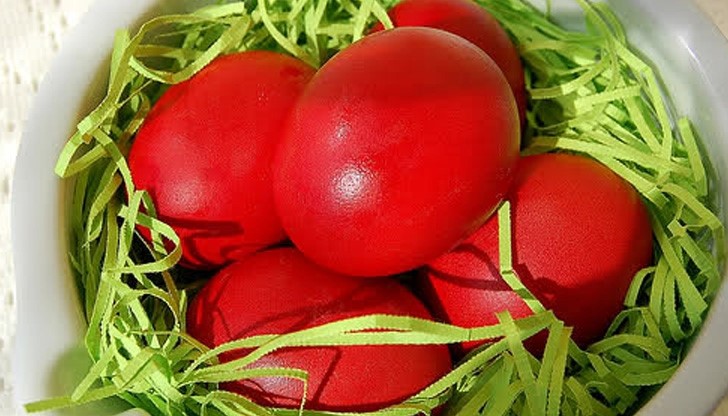 Велики четвъртък е - боядисваме първото яйце в червено