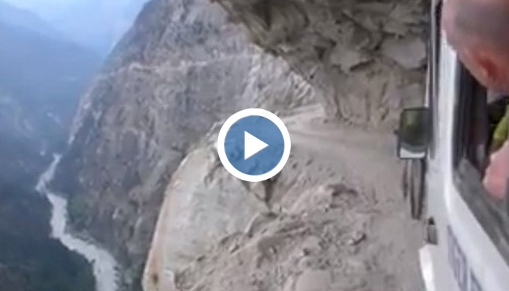 Туристи заснеха най-екстремния път в Хималаите