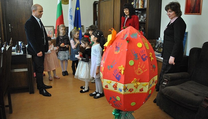 Деца подариха гигантско великденско яйце на кмета Пламен Стоилов