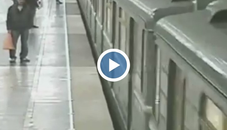 Мъртво дете пътува 40 минути върху вагон на московското метро