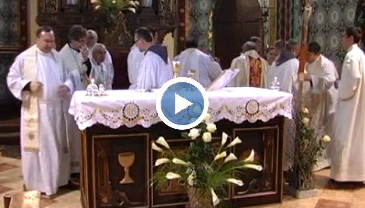 Витражи на мъченици получиха католическите свещеници в Русе