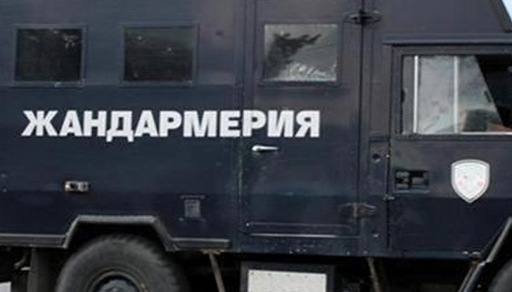 Насилие срещу полицаи прати жандармерията в кв. „Трите гълъба“