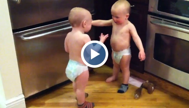 Близнаци спорят по бебешки
