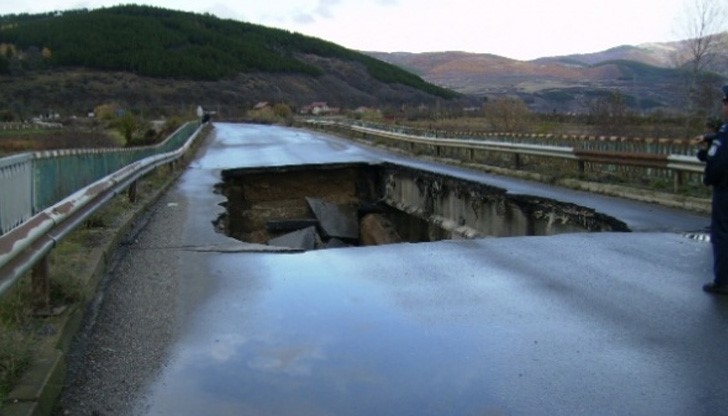 Река преля заради поройни дъждове и събори мост Река преля заради поройни дъждове и събори мост