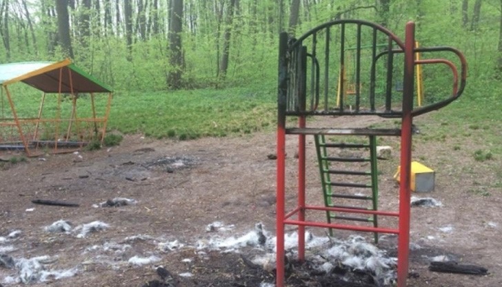 Детска катерушка в Лесопарка е превърната в барбекю