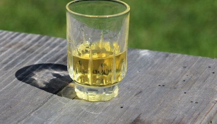 Възпитател поил с ракия ученици в общежитие