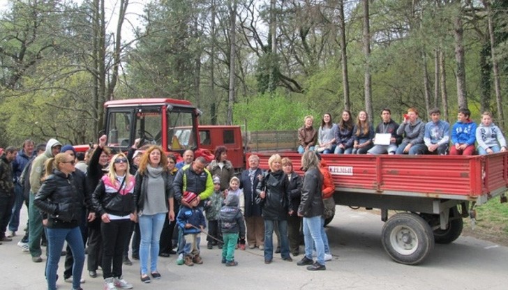 Хора и трактори излязоха в защита на мечките от Русе