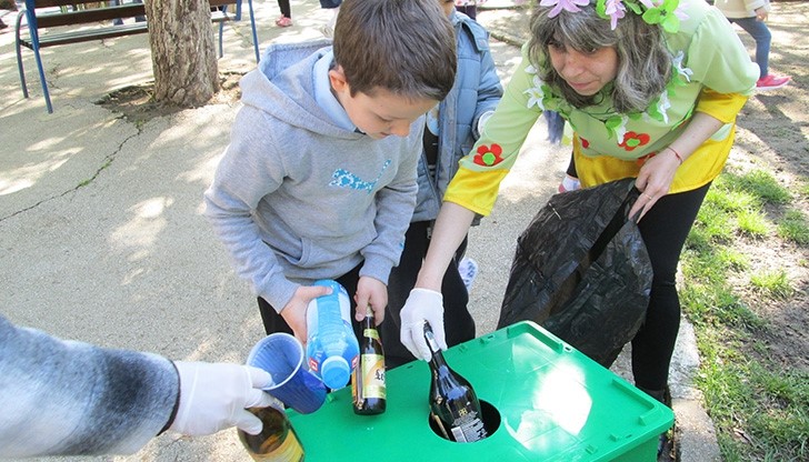 Дечица се запознаха с разделното събиране на отпадъци