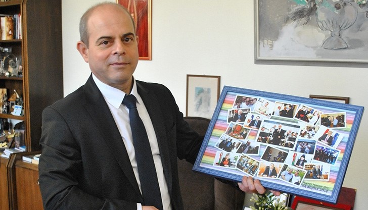 Златна рибка и шерифска значка получи кметът Пламен Стоилов за рождения си ден