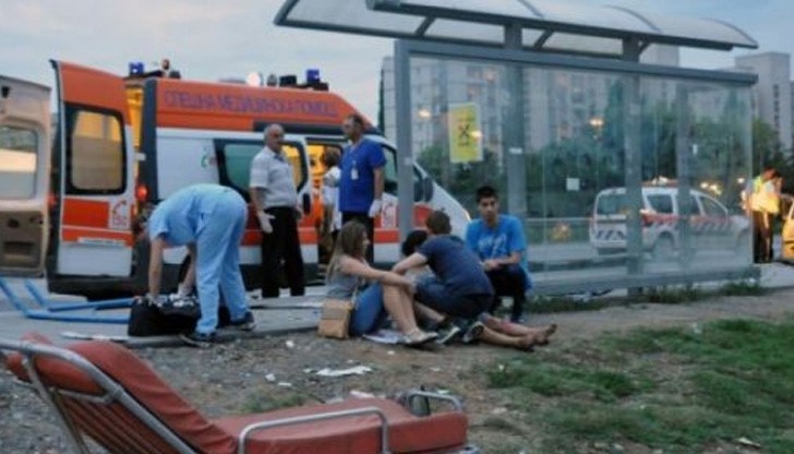 Лека кола се вряза в автобусна спирка край Варна Лека кола се вряза в автобусна спирка край Варна