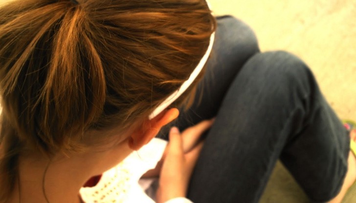 Баща изгони 10-годишната си дъщеря в студа Баща изгони 10-годишната си дъщеря в студа