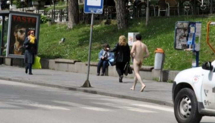 Гол мъж се разходи по главната улица на Велико Търново